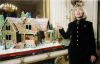 Hillary Clinton, Craciun 1994, langa repllica din turta dulce a casei in care a copilarit Bill Clinton