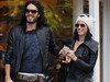Katy Perry si Russel Brand isi petrec sarbatorile in orase diferite!