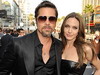 Angelina Jolie si Brad Pitt - 100.000  de dolari, cadou de Sarbatori pentru doua orfelinate