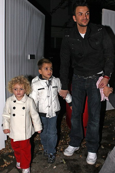 Peter Andre e furios ca fosta sa sotie i-a indreptat parul fiicei lor de 2 ani! Are dreptate?