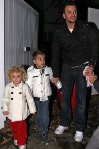Peter Andre e furios ca fosta sa sotie i-a indreptat parul fiicei lor de 2 ani! Are dreptate?