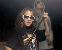 Noah Cyrus urmeaza pasii artistici ai surorii ei, Miley! VIDEO!