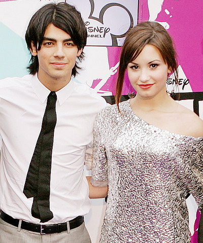 Demi Lovato pregateste un duet cu Joe Jonas! Cel putin, asa au scris pe Twitter!