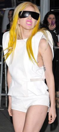 Lady GaGa a aparut in fata fanilor plina de vanatai si cu o arsura suspecta pe mana! GALERIE FOTO