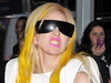 Lady GaGa a aparut in fata fanilor plina de vanatai si cu o arsura suspecta pe mana! GALERIE FOTO