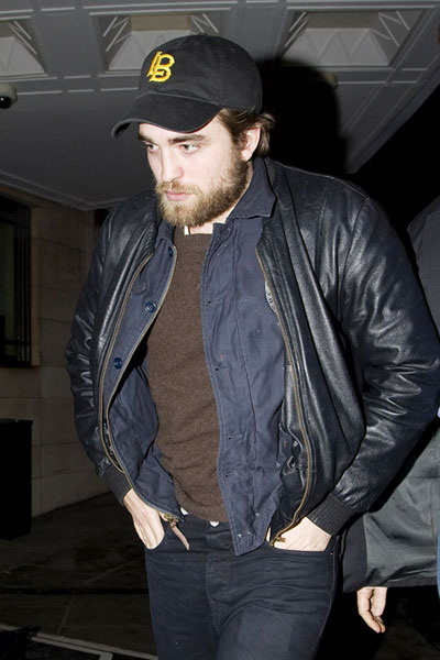 Robert Pattinson si-a lasat barba! Iti place cum ii sta? GALERIE FOTO