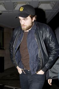 Robert Pattinson si-a lasat barba! Iti place cum ii sta? GALERIE FOTO