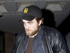 Robert Pattinson si-a lasat barba! Iti place cum ii sta? GALERIE FOTO