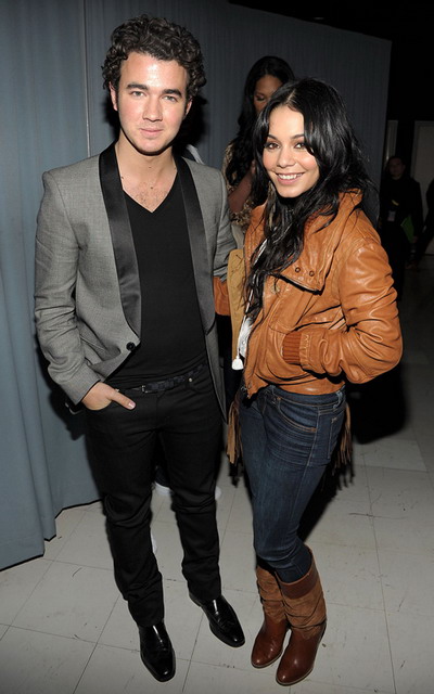 Ghici ale cui sunt picioarele din imagine? UPDATE! Ati ghicit! Era vorba despre Vanessa Hudgens!