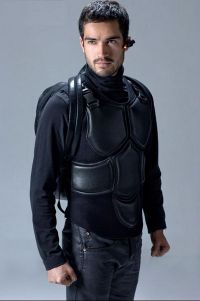 Alfonso Herrera s-a antrenat intens in arte martiale pentru “Cameleonii”