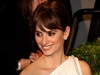Penelope Cruz si-a luat Oscarul pe plaja!