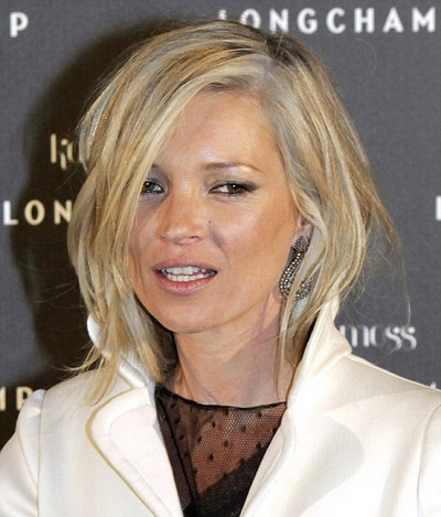 Kate Moss a aparut cu parul ars de decolorant la lansarea gentilor Longchamp! FOTO&VIDEO