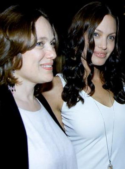 Angelina Jolie si fratele ei au adus un tribut VIDEO mamei lor, la 3 ani de la moartea acesteia!