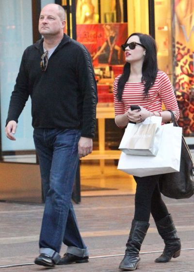 Demi Lovato merge la cumparaturi insotita de bodyguard! GALERIE FOTO!