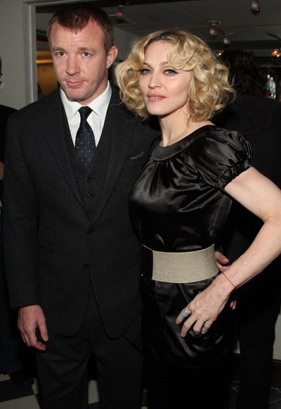 Madonna il obliga pe Guy Ritchie sa faca sex ascultandu-i piesele! VIDEO!