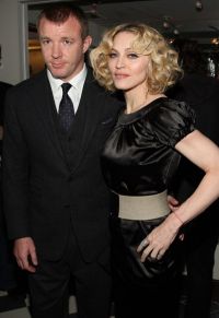 Madonna il obliga pe Guy Ritchie sa faca sex ascultandu-i piesele! VIDEO!