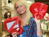 Paris Hilton, cu ciorapii rupti la cumparaturi pentru Valentine’s Day FOTO!