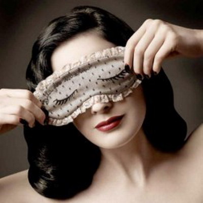 Dita Von Teese a creat o masca de ochi pentru Moschino!