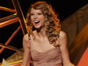 UPDATE! Ati ghicit! Taylor Swift e cea care poarta pantofi aurii de la Christian Louboutin!
