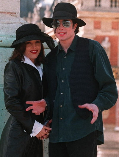 Lisa Marie Presley comunica printr-un medium cu spiritul lui Michael Jackson!