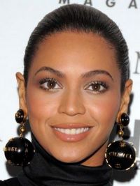 Beyonce nu poarta cercei mari de placere! GALERIE FOTO