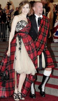 Alexander McQueen, designer preferat de Lady GaGa si Rihanna, s-a sinucis! FOTO&VIDEO