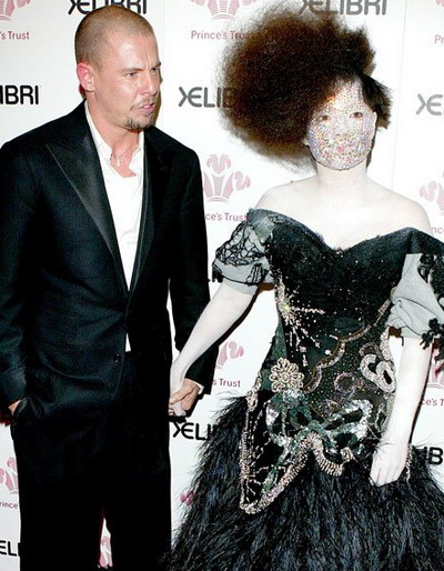 Celebritatile comenteaza pe Twitter moartea lui Alexander McQueen FOTO!