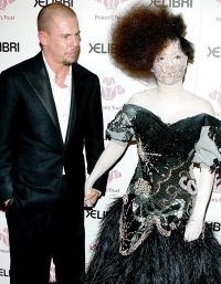 Celebritatile comenteaza pe Twitter moartea lui Alexander McQueen FOTO!