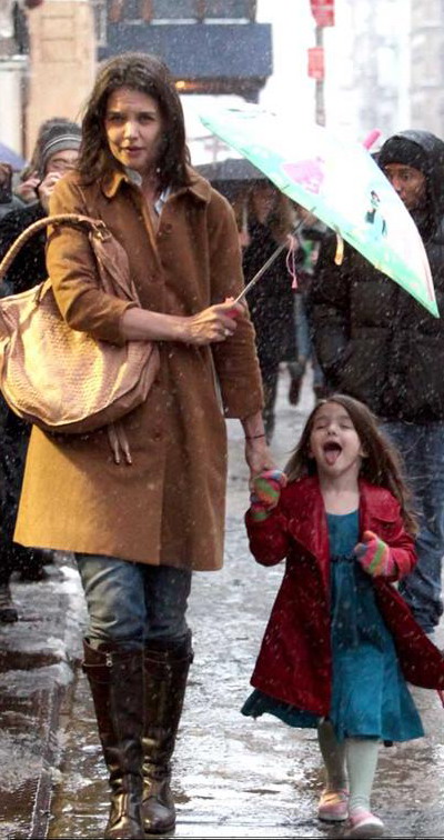 Suri Cruise, cu pantofiorii roz prin zapada newyorkeza! FOTO!