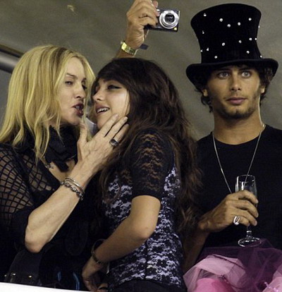 Madonna se distreaza impreuna cu copiii si cu Jesus Luz la Carnavalul din Rio! GALERIE FOTO