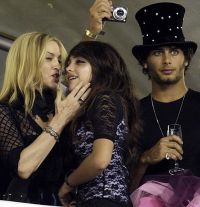 Madonna se distreaza impreuna cu copiii si cu Jesus Luz la Carnavalul din Rio! GALERIE FOTO