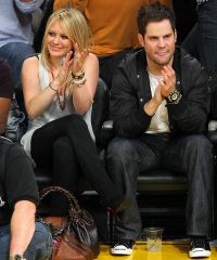 Hilary Duff s-a logodit cu Mike Comrie!
