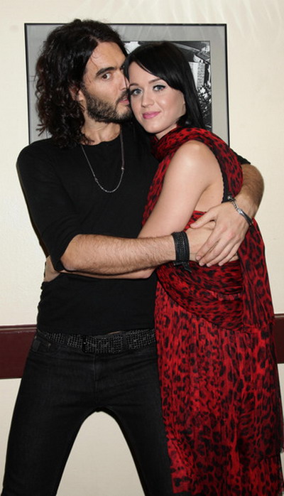 Katy Perry se straduieste sa fie cat mai buna la pat, ca sa le depaseasca pe fostele iubite ale lui Russel Brand!