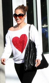 Uite in ce bluza s-a imbracat Jennifer Lopez! Iti place? FOTO!