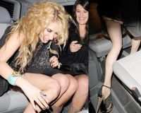 Ke$ha poarta o rochie care lasa totul la vedere FOTO!