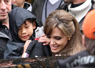 Angelina Jolie, surprinsa de fiul ei, Pax, in pauzele dintre filmari FOTO!