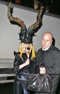 Lady Gaga a facut-o din nou! Ce ii lipsea? Niste coarne supradimensionate!
