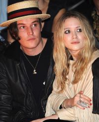 Mary-Kate Olsen s-a despartit de iubitul ei, Nate!