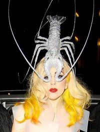 Lady GaGa a aparut din nou cu un accesoriu ciudat: un homar pretios!