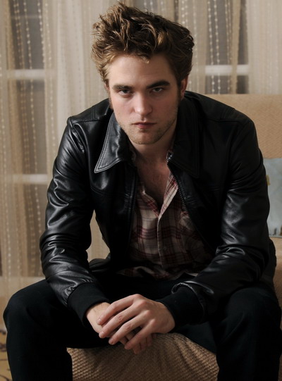 Robert Pattinson a fost numit cel mai frumos barbat din lume si va avea statuie de ceara la muzeul Madame Tussauds!
