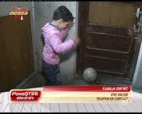 Sute de oameni au reactionat dupa ce au aflat despre femeia care e nevoita sa-si creasca cei doi copii bolnavi intr-un WC! VIDEO