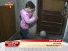 Sute de oameni au reactionat dupa ce au aflat despre femeia care e nevoita sa-si creasca cei doi copii bolnavi intr-un WC! VIDEO