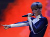 Ghici ale cui sunt picioarele din imagine! UPDATE! Ati ghicit! Este Rihanna, la un concert cu roboti! FOTO&VIDEO