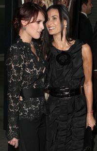 Demi Moore isi invata fiica sa danseze la bara! Afla ce alte vedete apreciaza acest tip de dans! FOTO