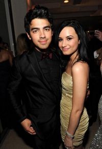 Demi Lovato confirma ca are o relatie cu Joe Jonas VIDEO - "Make A Wave"!