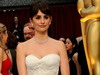 Penelope Cruz se marita intr-o rochie creata de L'Wren Scott! Iti place cum ii sta in alb? FOTO