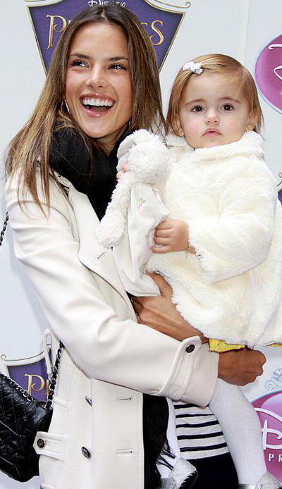 Uite cum arata fetita Alessandrei Ambrosio, la premiera filmului animat "Printesa si broscoiul"! FOTO