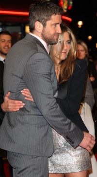 Jennifer Aniston l-a acaparat pe Gerard Butler la premiera filmului „The Bounty Hunter”! FOTO
