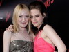 Iti place cum s-au imbracat Dakota Fanning si Kristen Stewart la premiera filmului "The Runaways"? FOTO
