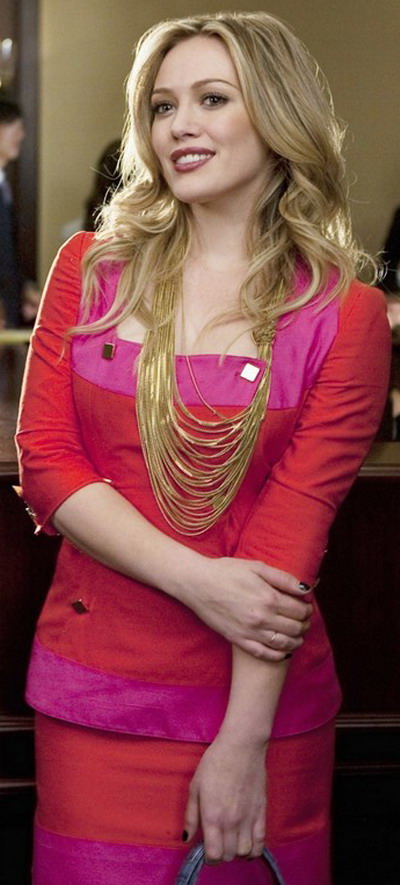 Uite cum va arata Hilary Duff in noul ei film, „Beauty & the Briefcase”! GALERIE FOTO